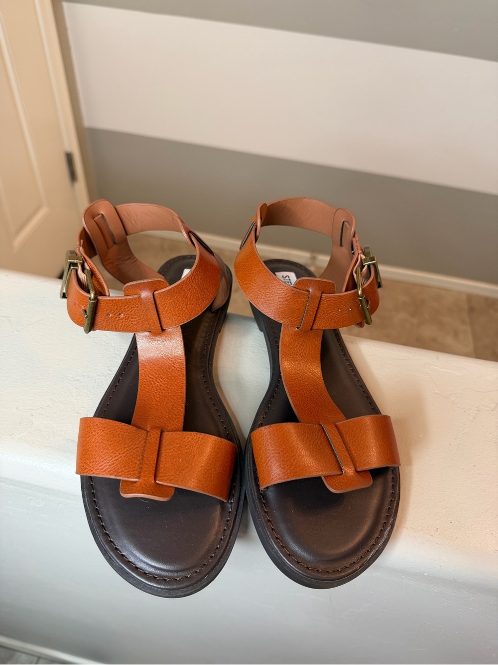 Steve Madden Brazinn flat tan Leather T-Strap Sandals